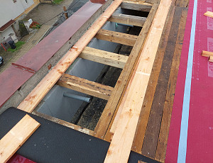 Zateplení stropu rodinného domu pomocí foukané izolace